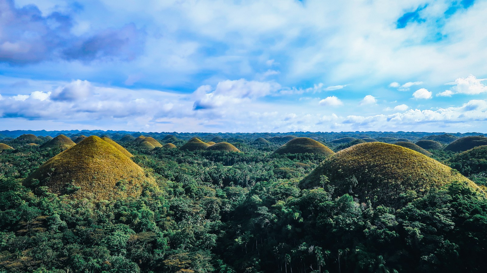 Chocolate Hills auf Bohol – Reisezielmotiv zum Flughafen