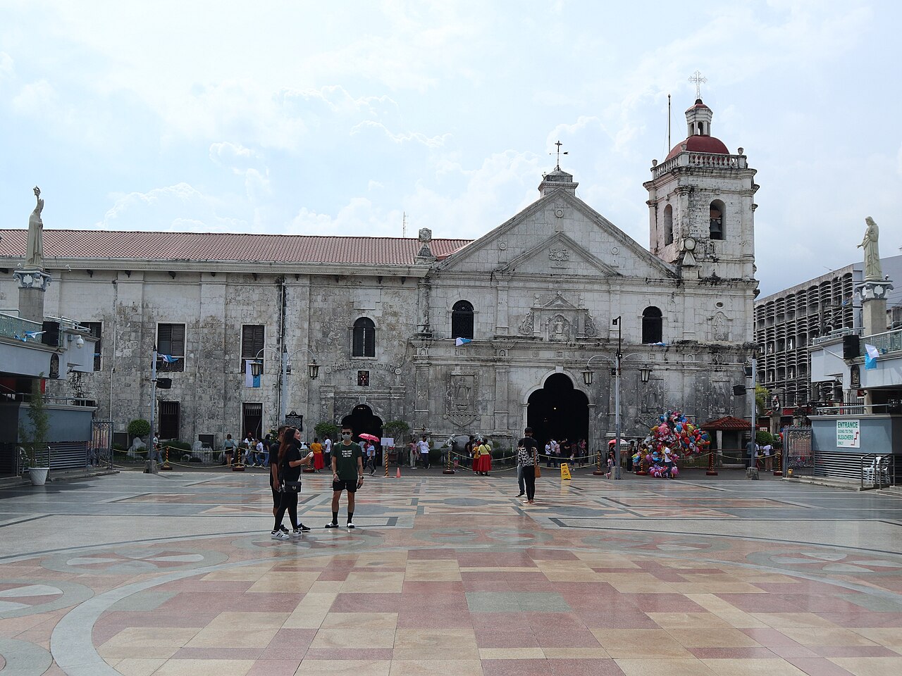 Basilica del Santo Niño und Vorplatz in Cebu City
