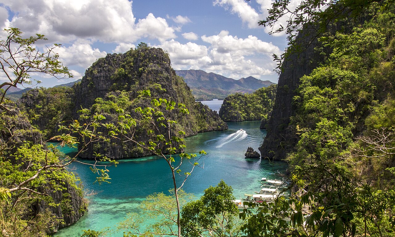Bucht beim Kayangan Lake